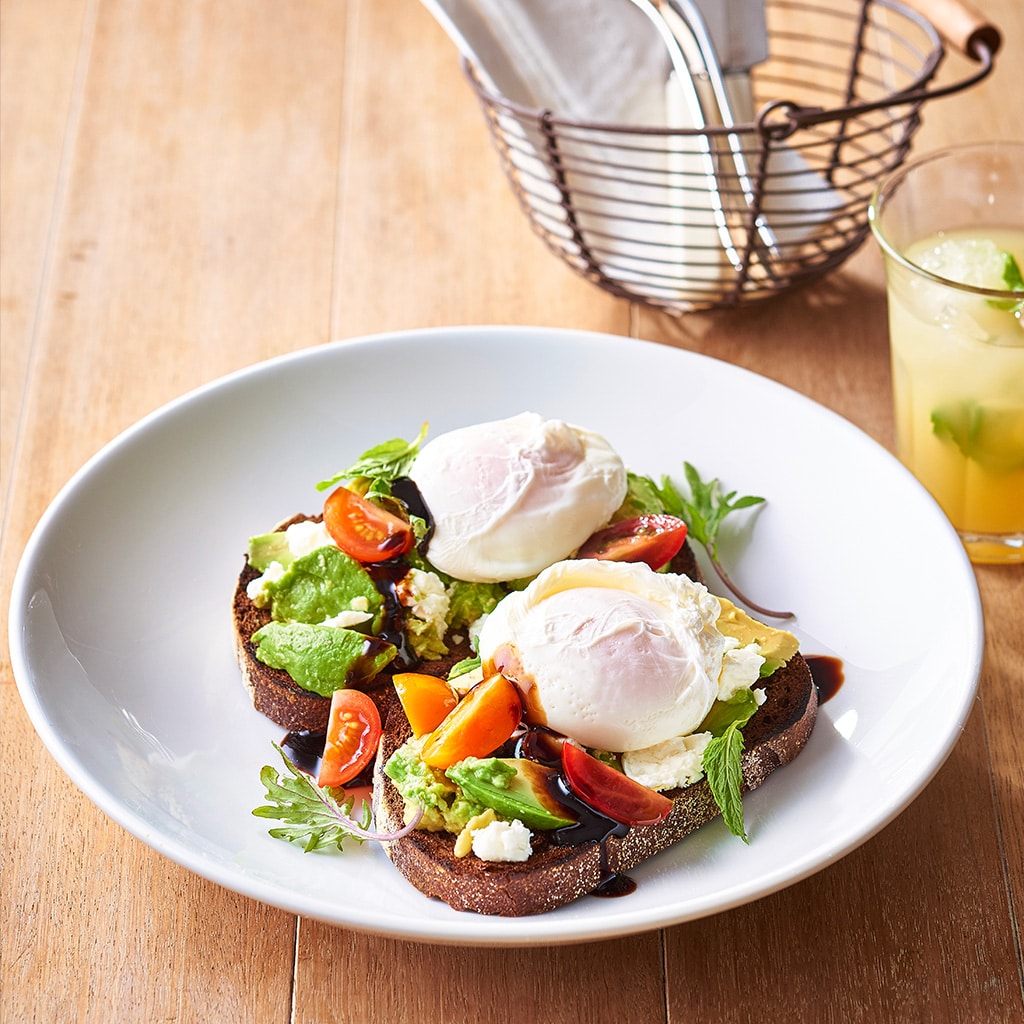 Пълнозърнест тост с авокадо, фета  и забулени яйца с балсамова глазура Пълнозърнест тост с авокадо, фета  и забулени яйца с балсамова глазура