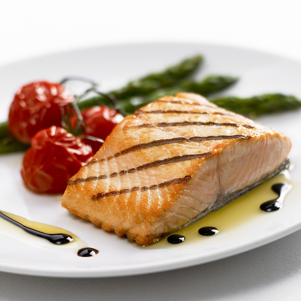 Грилована сьомга със зеленчуци и балсамова редукция Грилована сьомга със зеленчуци и балсамова редукция