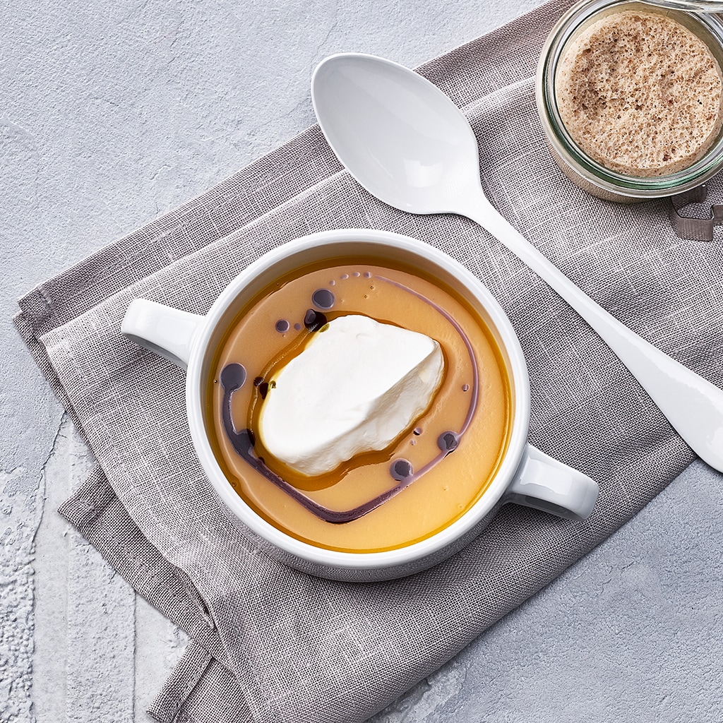 Тиквена крем супа с балсамова редукция и заквасена сметана Тиквена крем супа с балсамова редукция и заквасена сметана