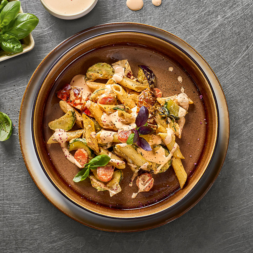 Паста със зеленчуци и доматен Холандез Паста със зеленчуци и доматен Холандез