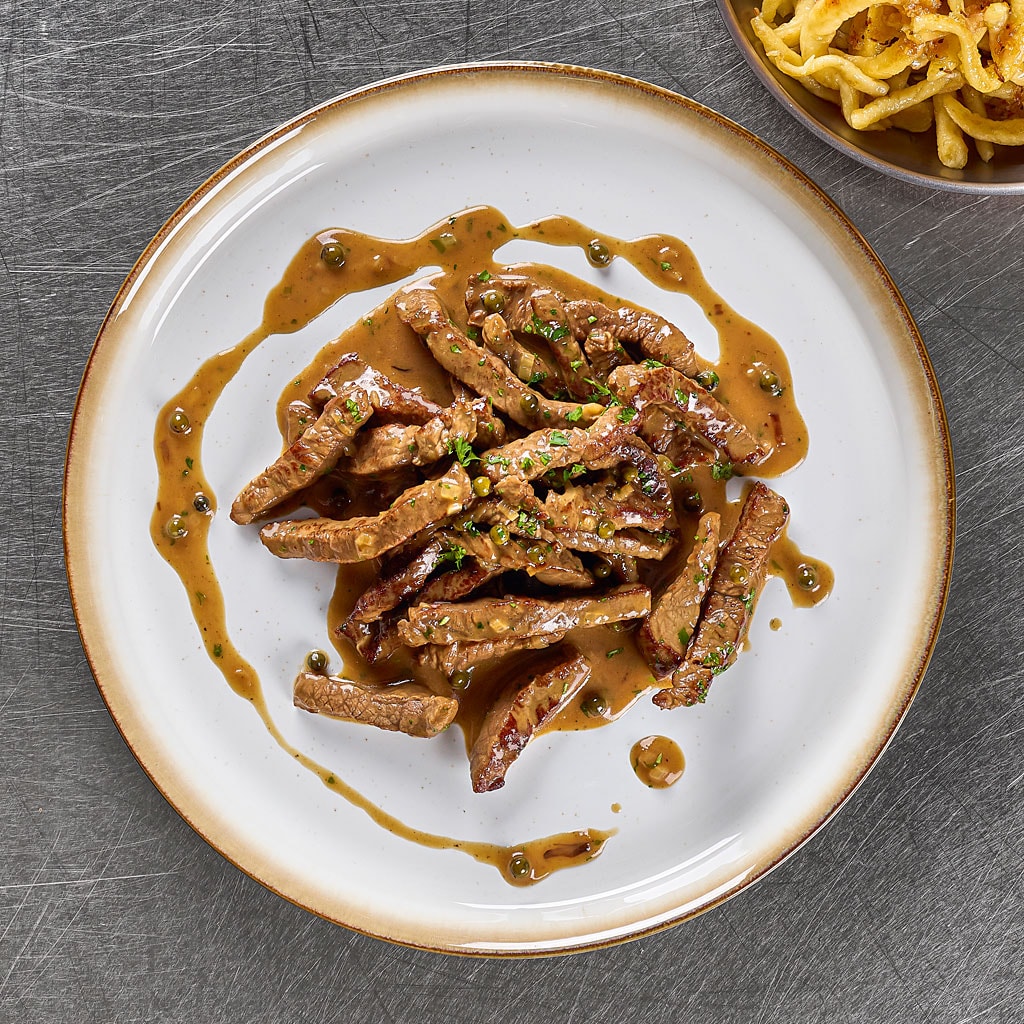 Телешки жулиени с пепър сос и паста шпецле