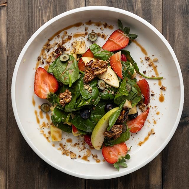 Салата от спанак, ягоди и горски плодове