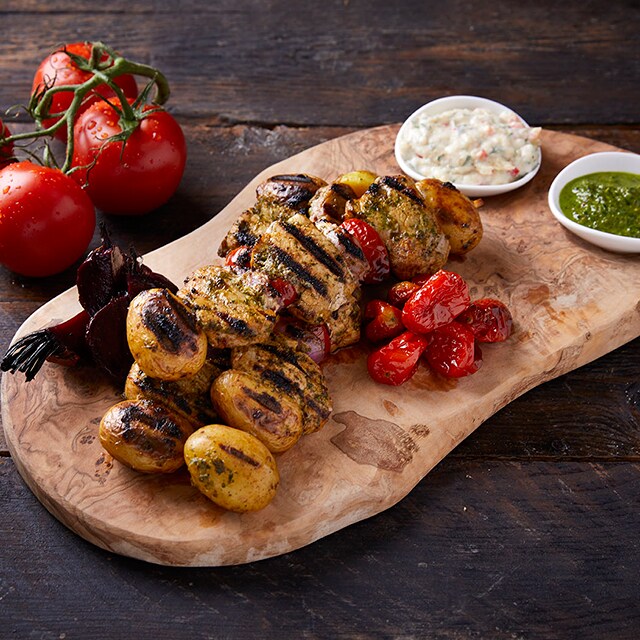 Свиснко сувлаки с бейби картофи и сос чимичури