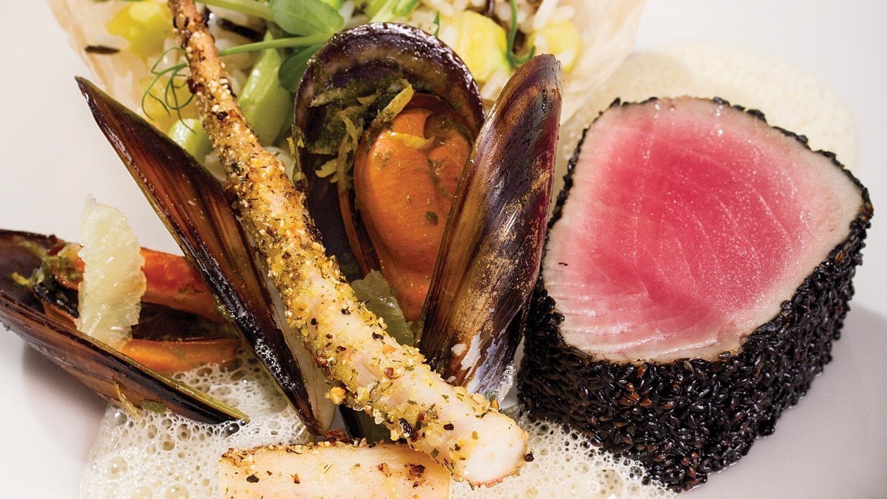 Трилогия от червена риба тон, миди и октопод, див ориз с аспержи – - Рецепта