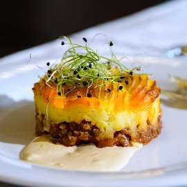 Овчарски пай с чоризо, пюре и сметанов сос с горчица Овчарски пай с чоризо, пюре и сметанов сос с горчица