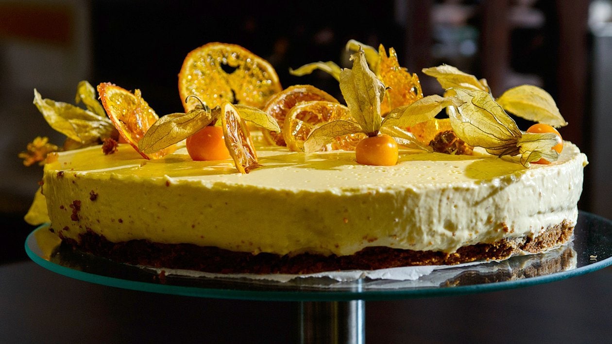Баварска бисквитена торта с портокалов аромат, чипс и физалис – - Рецепта