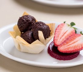 Виенски кошнички с шоколадов мус и ягоди