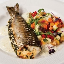 Комбинация от пъстърва и бяла риба, овкусени с градински чай, цитрусов Комбинация от пъстърва и бяла риба, овкусени с градински чай, цитрусов