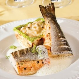 Комбинация от пъстърва и сьомга, гъбено ризото и сос Холандез Комбинация от пъстърва и сьомга, гъбено ризото и сос Холандез