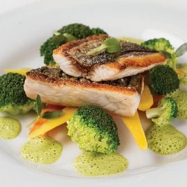 Филе от кефал, броколи и бейби моркови, лимонов сос и магданоз Филе от кефал, броколи и бейби моркови, лимонов сос и магданоз