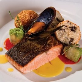 Филе от сьомга, миди, доматено пюре с артишок, оризови крокети с гъби