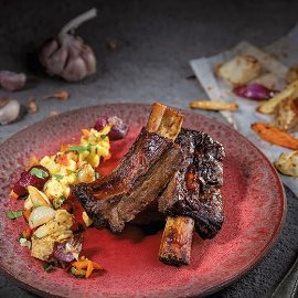 Говежди ребърца, глазирани в барбекю сос с кореноплодни зеленчуци