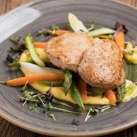 Гриловани телешки медальони с царевичн крем с къри и аспержи Гриловани телешки медальони с царевичн крем с къри и аспержи