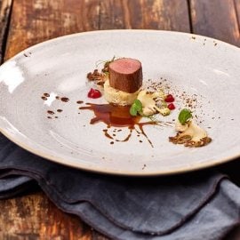 Еленско филе с дъмплинг, карфиол, орехов крем, пюре от горски плодове