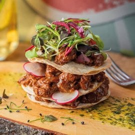 Милфьой от телешко задушено с грейви и песто Милфьой от телешко задушено с грейви и песто