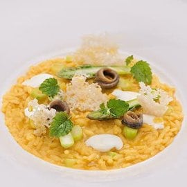 Ризото с шафранова паста, аншоа и аспержи