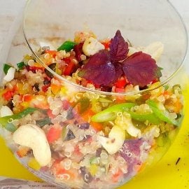 Салата с киноа и кашу с балсамов винегрет Салата с киноа и кашу с балсамов винегрет