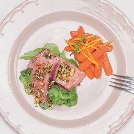 Салата с киноа с круши, целина, орехи и карпачо от осолено месо