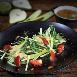 Салата с кресон, круша и ягоди