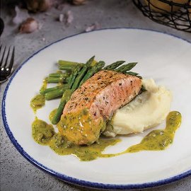 Сьомга със зелени аспержи, картофено пюре и сладък сос