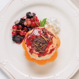 Торта с мандарини,тъмен шоколад с канела и сос от горски плодове Торта с мандарини,тъмен шоколад с канела и сос от горски плодове