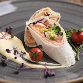 Тортилени хапки с пушена сьомга и сос Холандез Тортилени хапки с пушена сьомга и сос Холандез