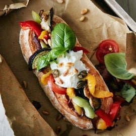 Чабата с печени зеленчуци и бурата Чабата с печени зеленчуци и бурата