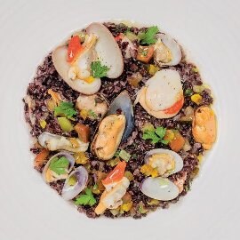 Черен ориз с миди, зелени домати и захаросан лимон