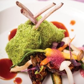 Агнешки котлети, покрити с рукола на прах, мини гриловани зеленчуци Агнешки котлети, покрити с рукола на прах, мини гриловани зеленчуци