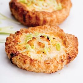 Киш с пушена сьомга и праз