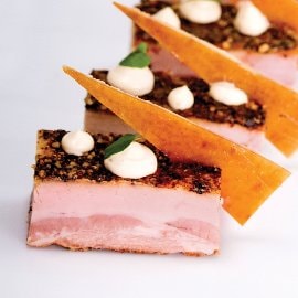 Пресовани свински гърди, чипс и крем от горчица