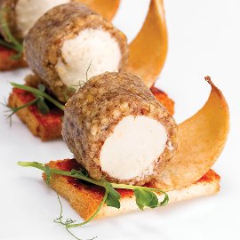 Рулада с козе сирене, оваляна в орехи и мед върху крутони