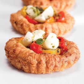 Тарталета с чери домати, песто и моцарела Тарталета с чери домати, песто и моцарела