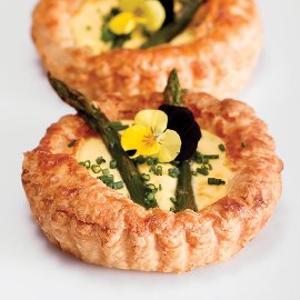 Тарталета със сос Холандез и аспержи