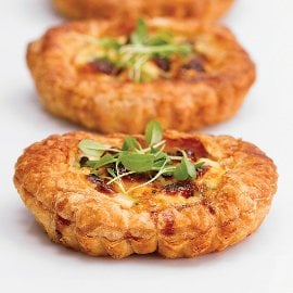 Тарталети с крем от целина, пармезан и кълнове от грах