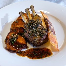 Агнешки котлети с батат хрупкава баничка с доматено песто