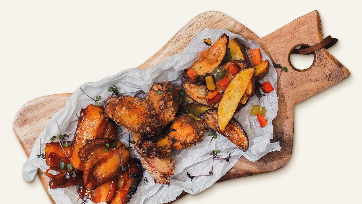 Глазирано свинско месо и хрупкави пилешки крилца с печени картофи – - Рецепта