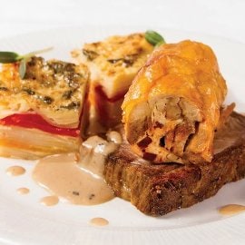 Печен свински врат, пилешко бутче пълнено със сушени наденички Печен свински врат, пилешко бутче пълнено със сушени наденички