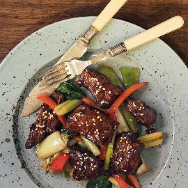 Телешко с хрупкави зеленчуци и соев сос Телешко с хрупкави зеленчуци и соев сос