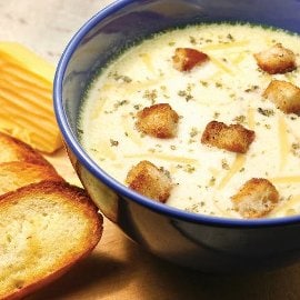 Гъбена супа с лук, чедър и чеснови крутони Гъбена супа с лук, чедър и чеснови крутони