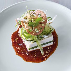 Салата тофу и краставици с пикантен дресинг Салата тофу и краставици с пикантен дресинг