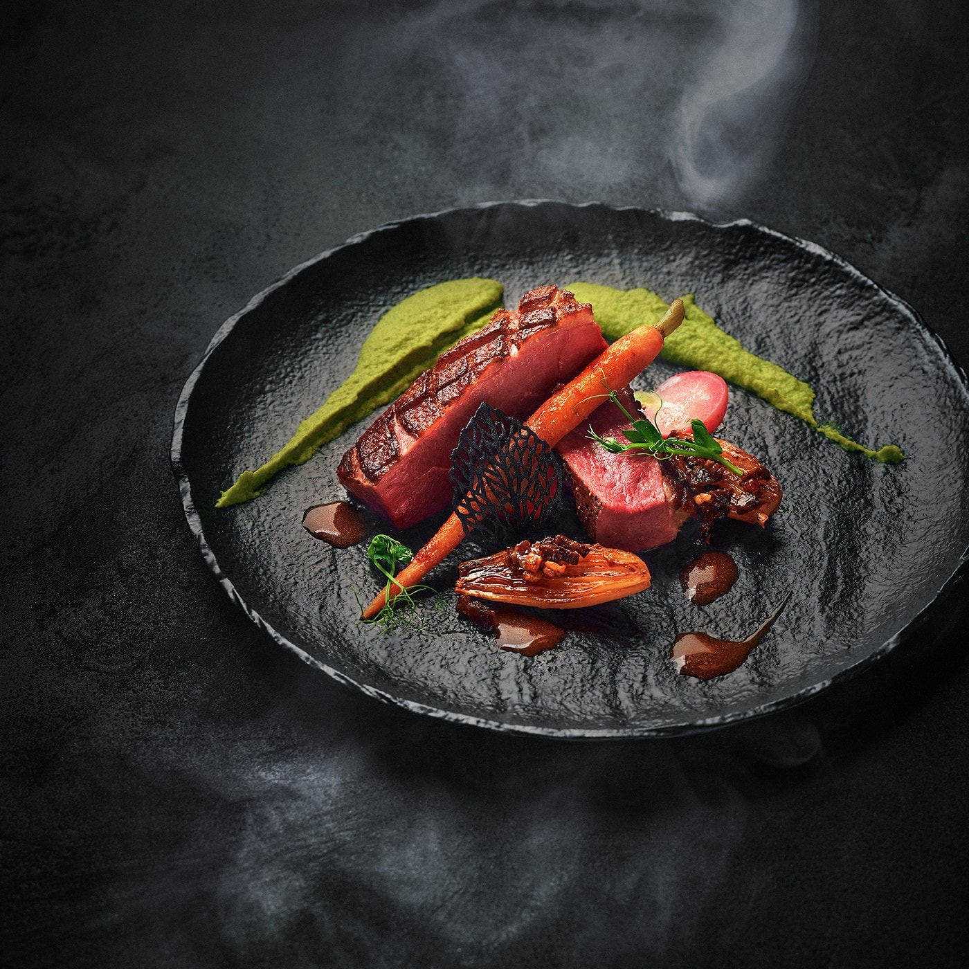 Патешко магре с братен джус, портокалов аромат, пюре от грах с мента и бърза туршия от репички