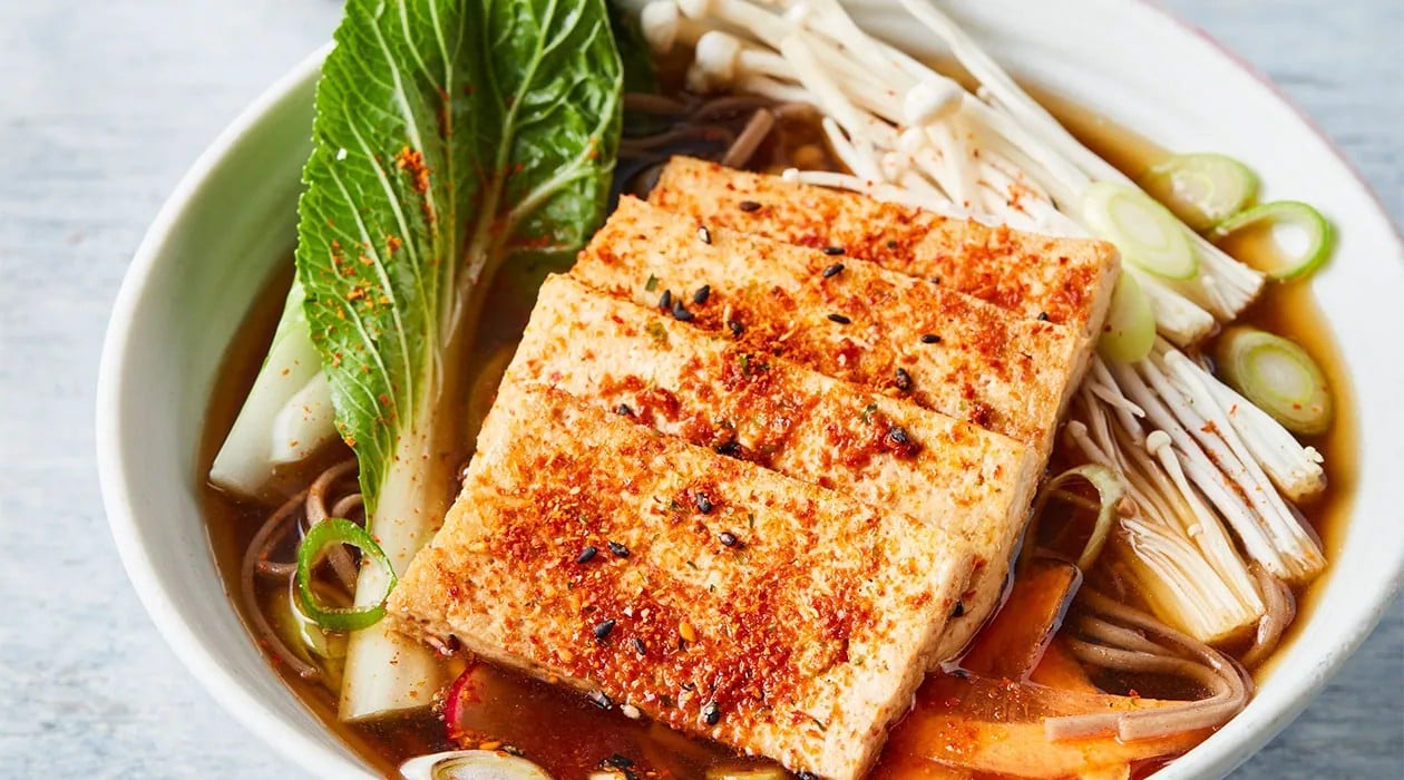 Мисо супа с удон нудли и тофу в даши бульон с Bovril